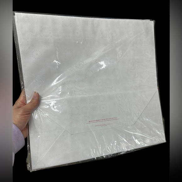 Elegant White UGG Logo SUN Gift Bag with Red Ribbon - Picture 3 of 4